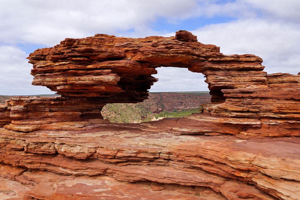 Nature’s Window is formed from layers of tawny-red Tumblagooda sandstone, the rock arch perfectly frames the spectacular views over the gorge. 